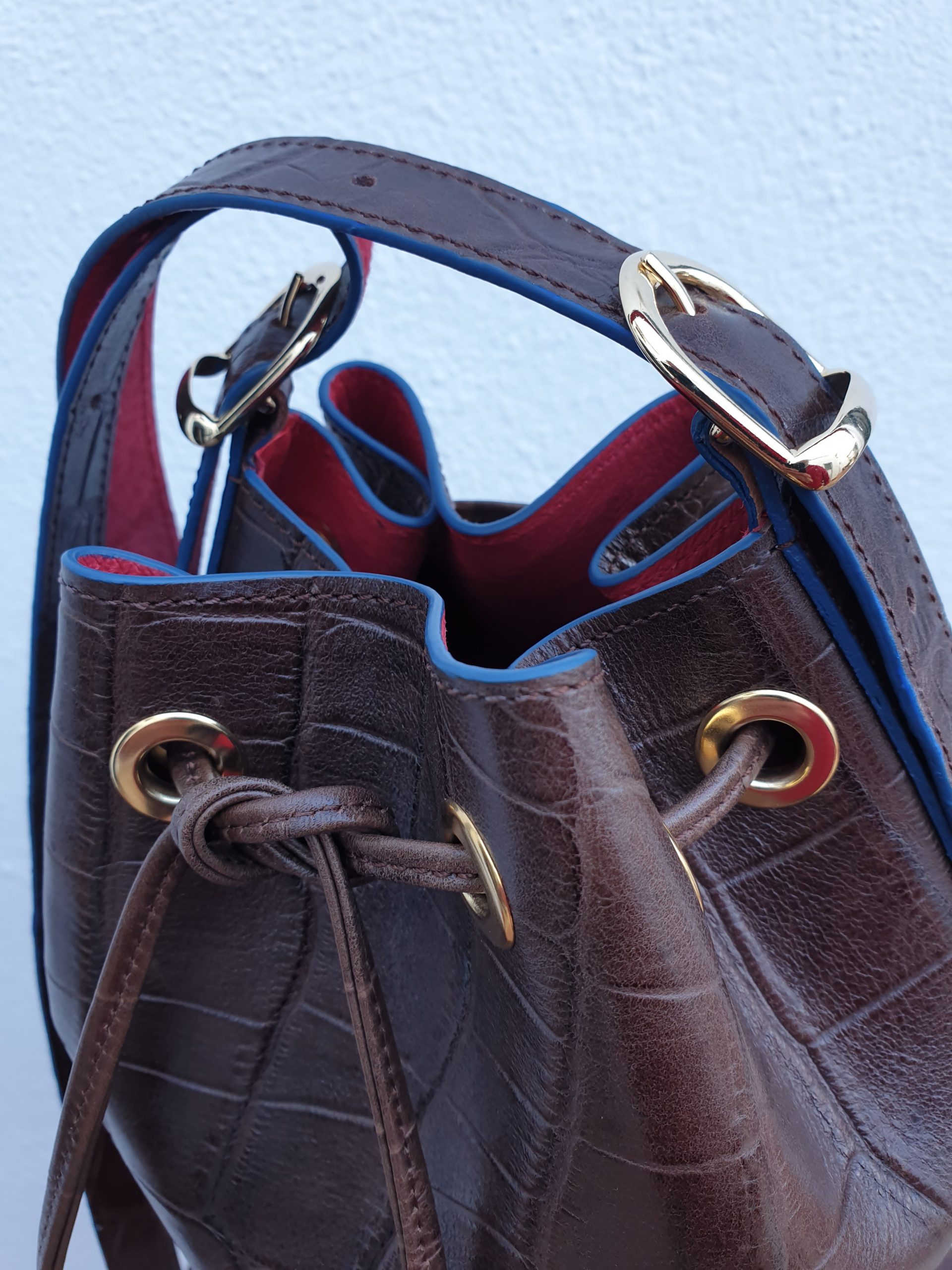 Bolso bucket marron detalle