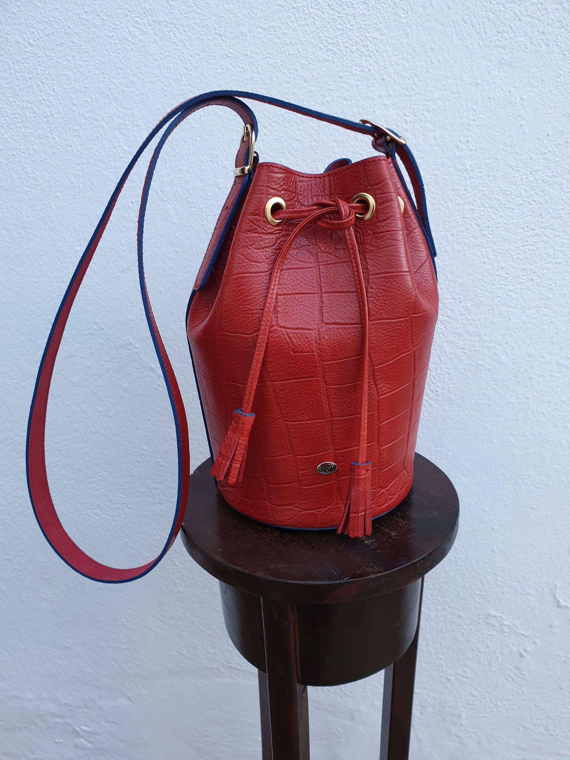 Bolso bucket rojo detalle